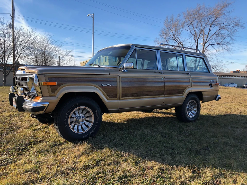 1987 Jeep SJ Grand Wagoneer - Image 13 of 31