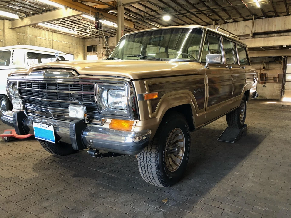 1987 Jeep SJ Grand Wagoneer - Image 10 of 31