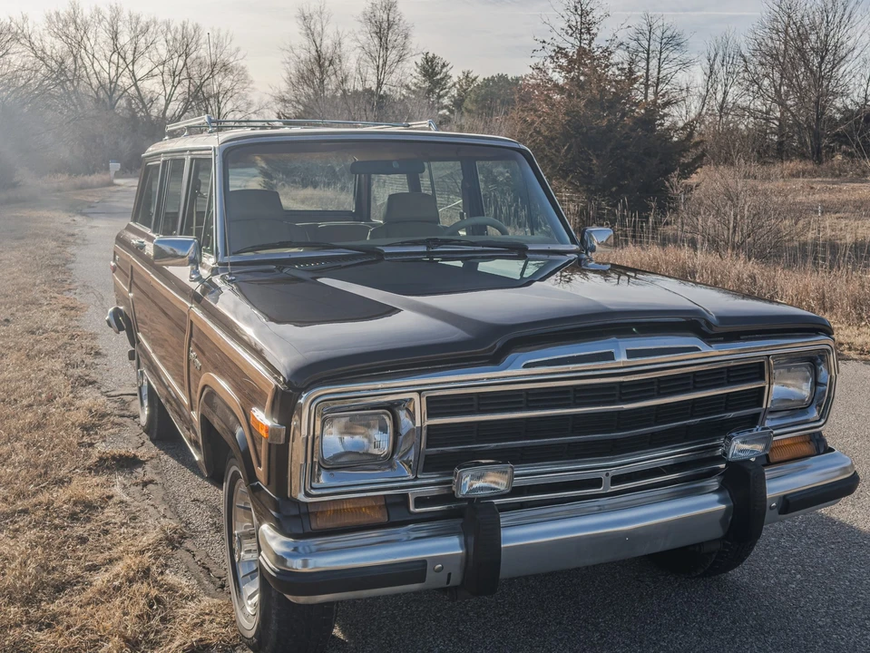 1987 Jeep SJ Grand Wagoneer - Image 2 of 31