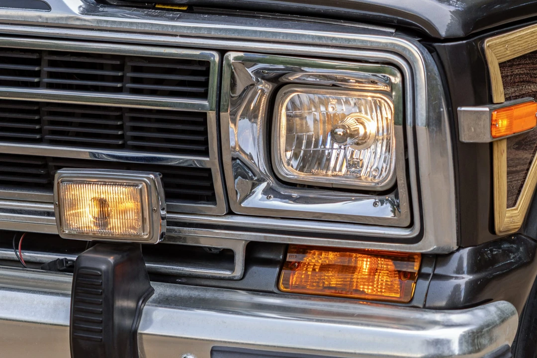 1987 Jeep SJ Grand Wagoneer - Image 12 of 31