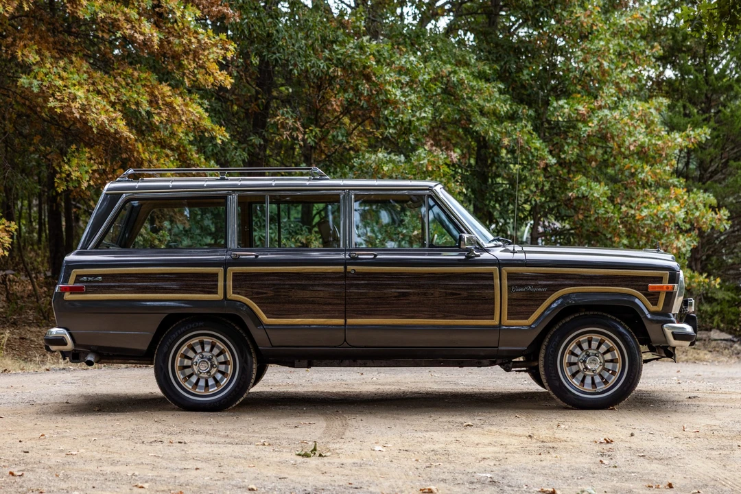 1987 Jeep SJ Grand Wagoneer - Image 5 of 31