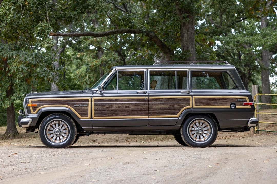 1987 Jeep SJ Grand Wagoneer - Image 9 of 31