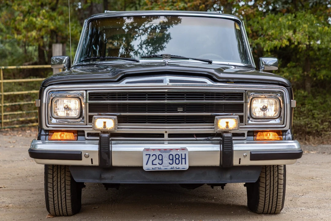 1987 Jeep SJ Grand Wagoneer - Image 10 of 31
