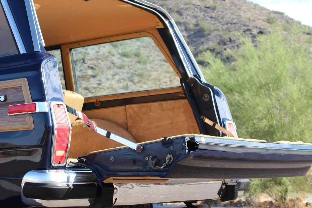 1987 Jeep SJ Grand Wagoneer - Image 18 of 31