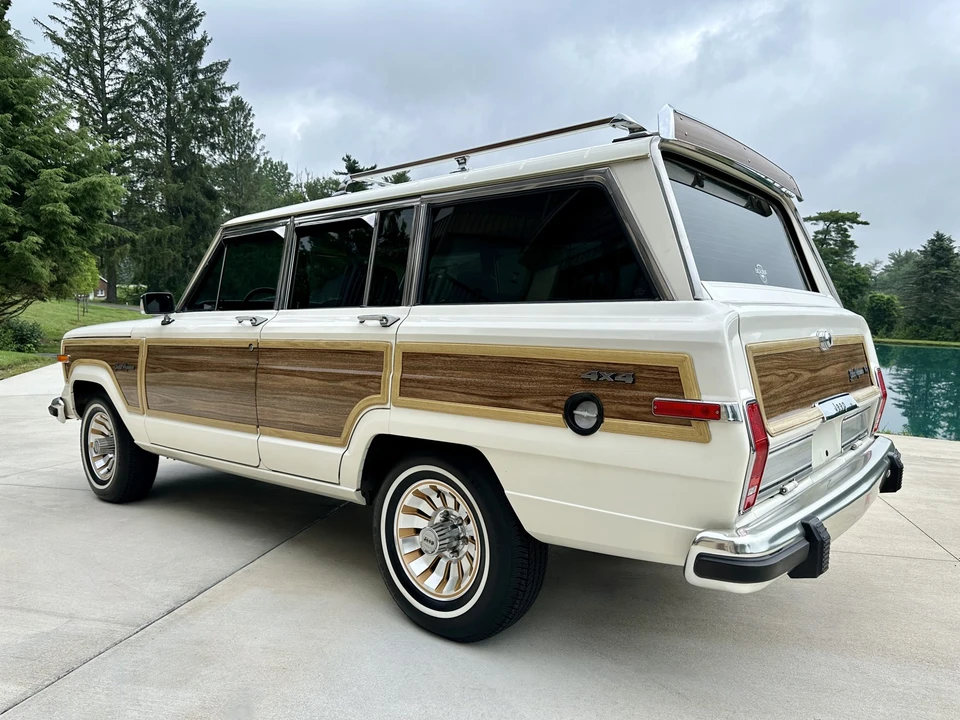 1987 Jeep SJ Grand Wagoneer - Image 15 of 31