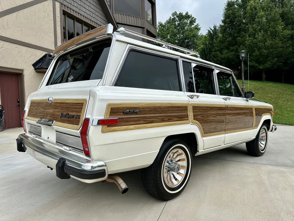 1987 Jeep SJ Grand Wagoneer - Image 10 of 31