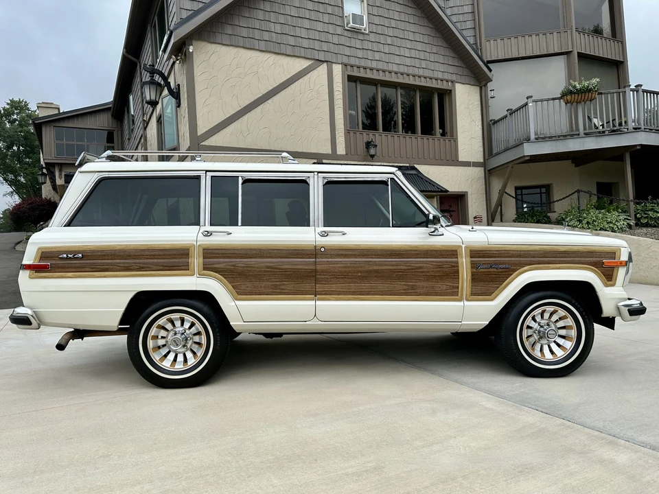 1987 Jeep SJ Grand Wagoneer - Image 9 of 31
