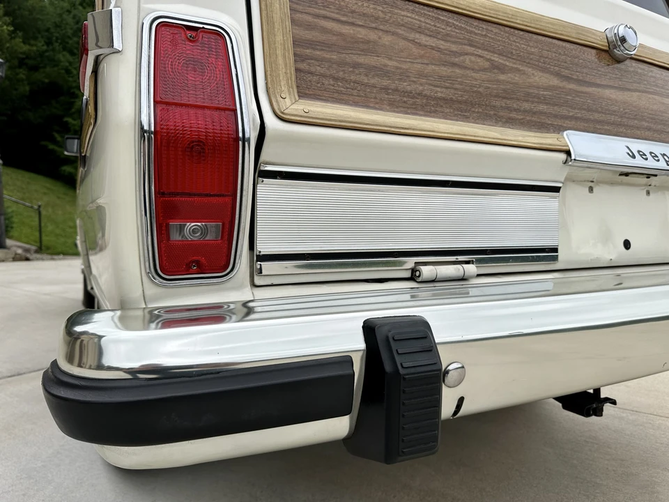 1987 Jeep SJ Grand Wagoneer - Image 20 of 31