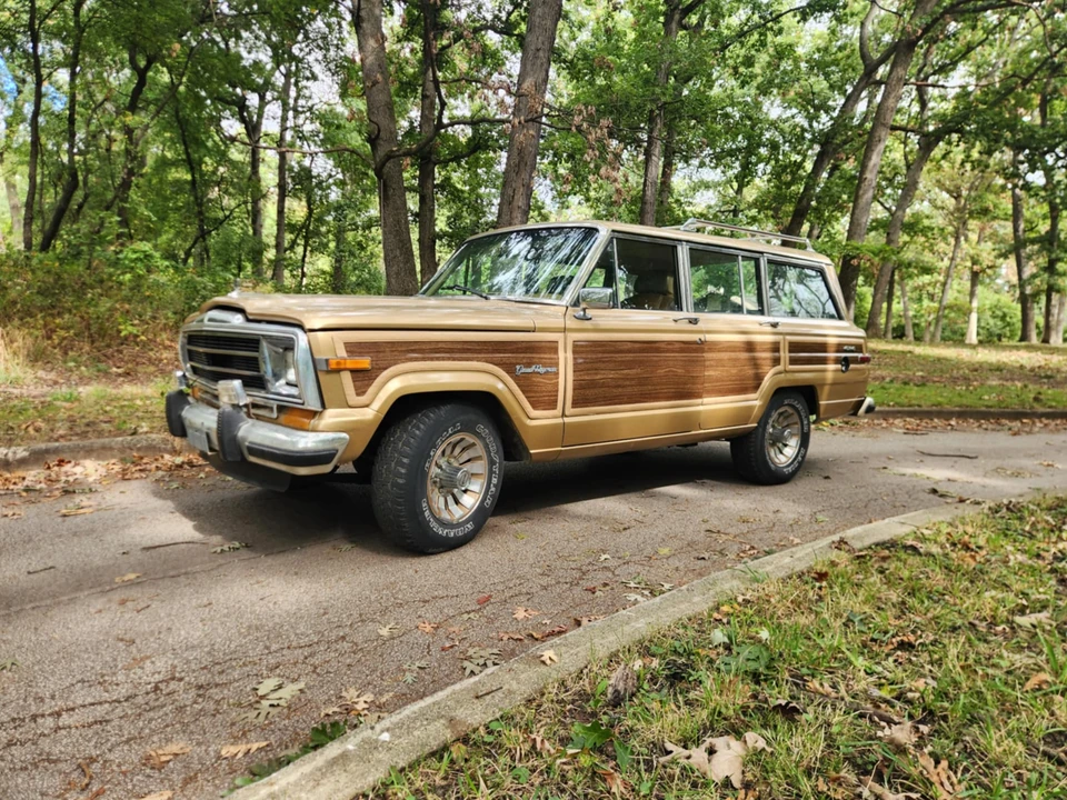 1987 Jeep SJ Grand Wagoneer - Image 10 of 31
