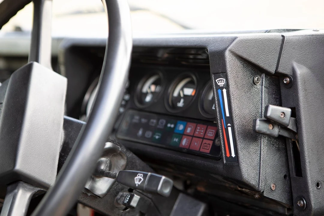 1987 Land Rover Defender 110 - Image 25 of 30