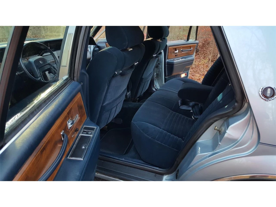 1987 Lincoln Continental 7th Gen - Image 17 of 19