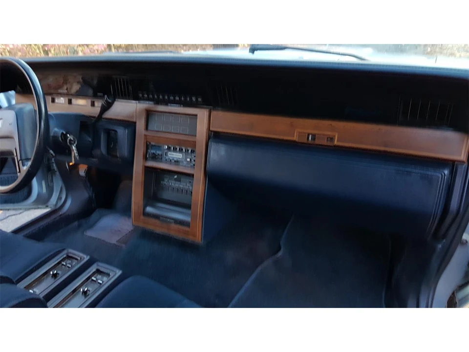 1987 Lincoln Continental 7th Gen - Image 18 of 19