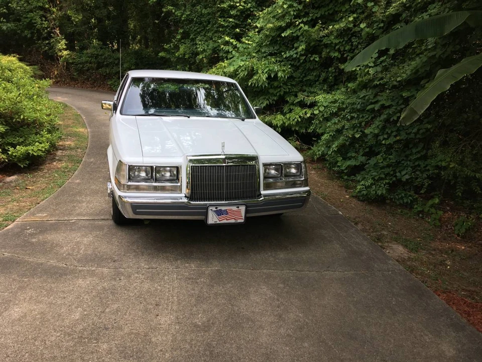 1987 Lincoln Continental 7th Gen - Image 9 of 11