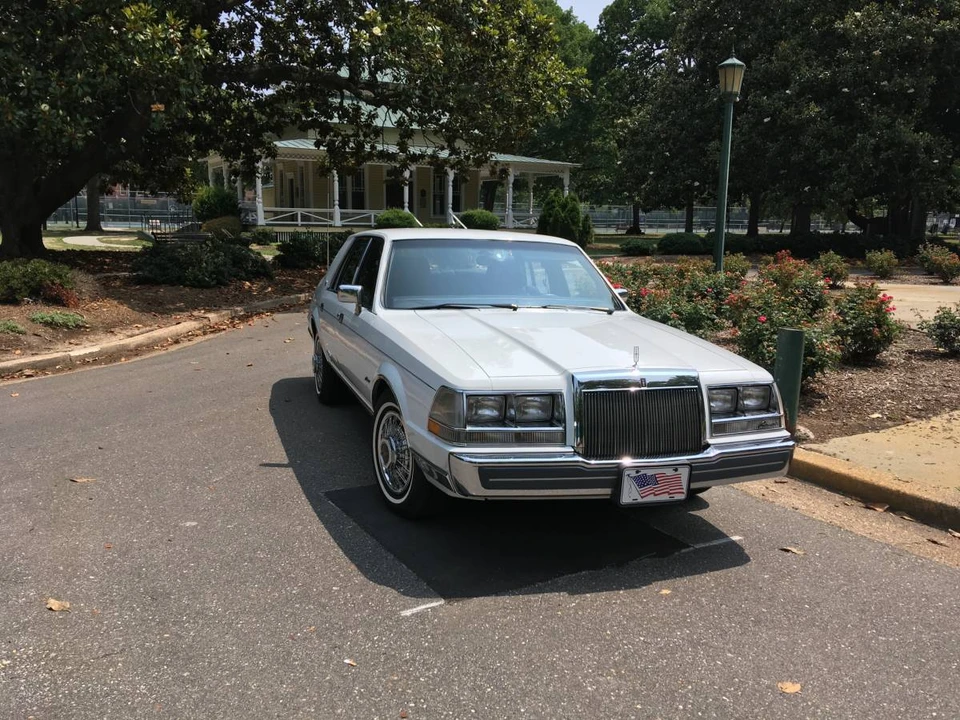 1987 Lincoln Continental 7th Gen - Image 2 of 11