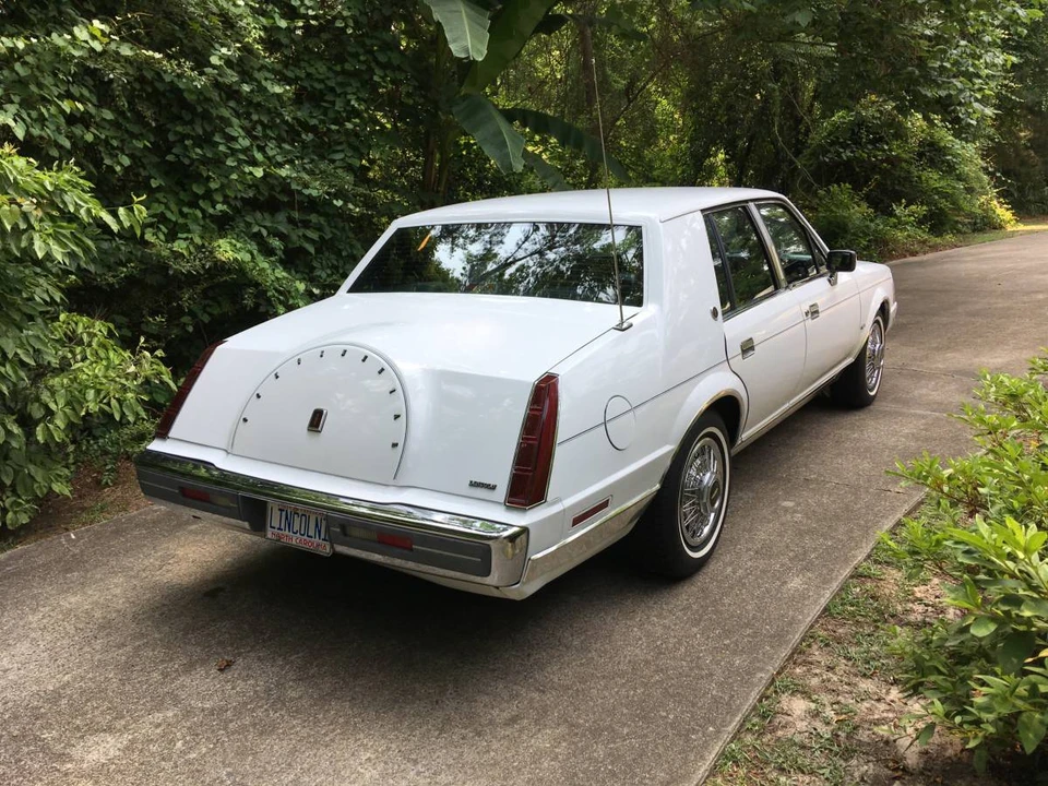 1987 Lincoln Continental 7th Gen - Image 11 of 11