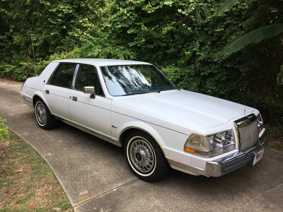 1987 Lincoln Continental 7th Gen - Image 10 of 11