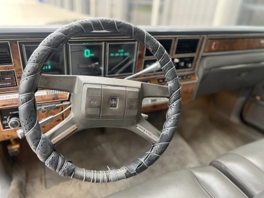 1987 Lincoln Town Car - Image 23 of 31
