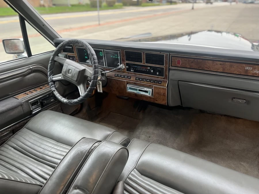 1987 Lincoln Town Car - Image 27 of 31