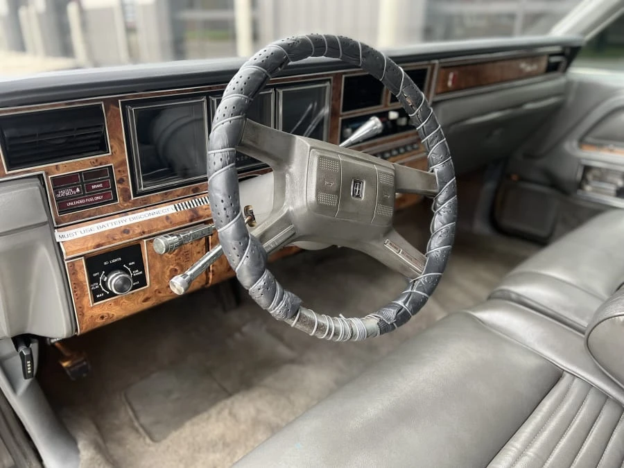 1987 Lincoln Town Car - Image 22 of 31