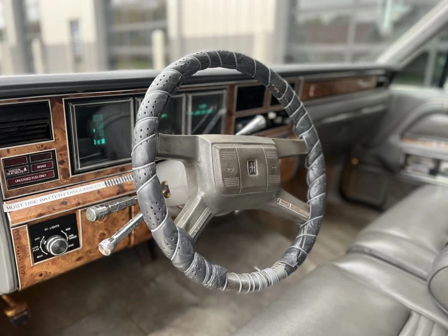 1987 Lincoln Town Car - Image 25 of 31