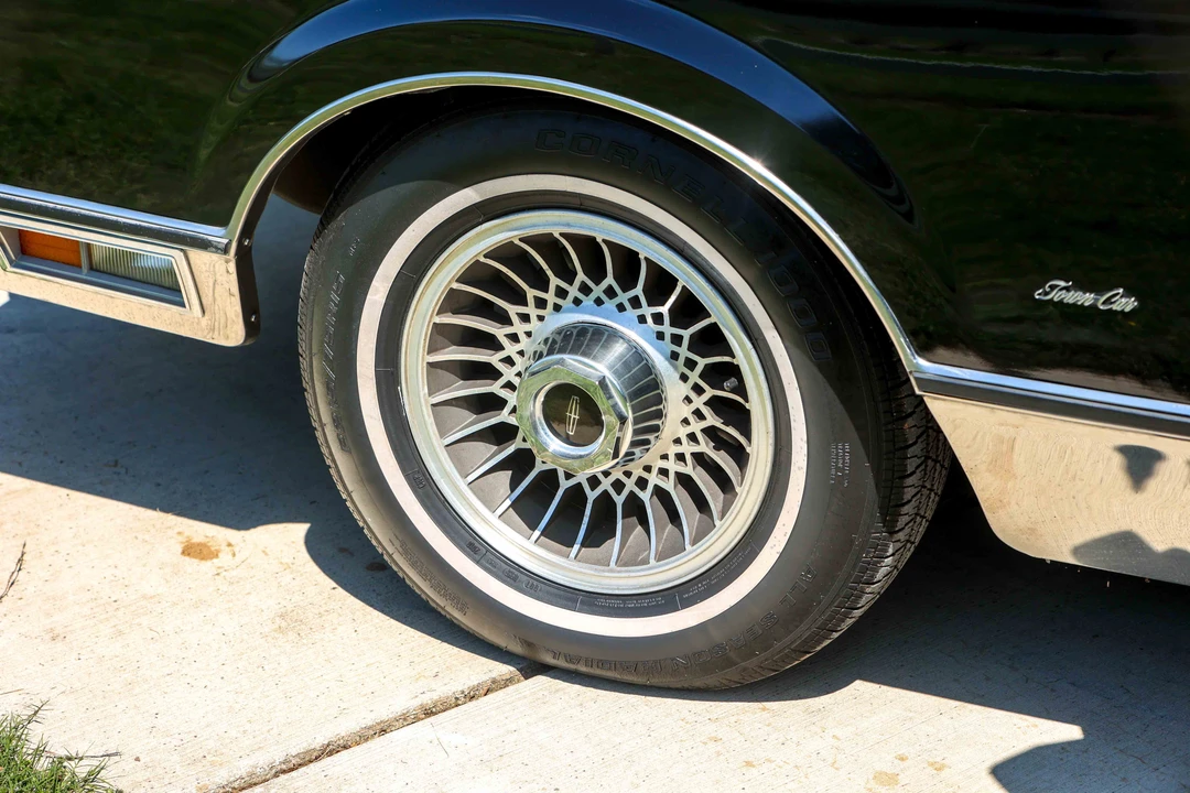 1987 Lincoln Town Car - Image 18 of 31