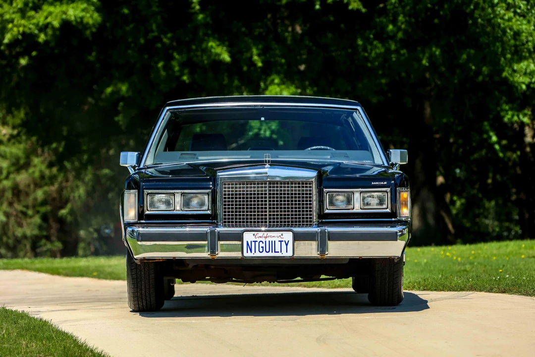 1987 Lincoln Town Car - Image 2 of 31
