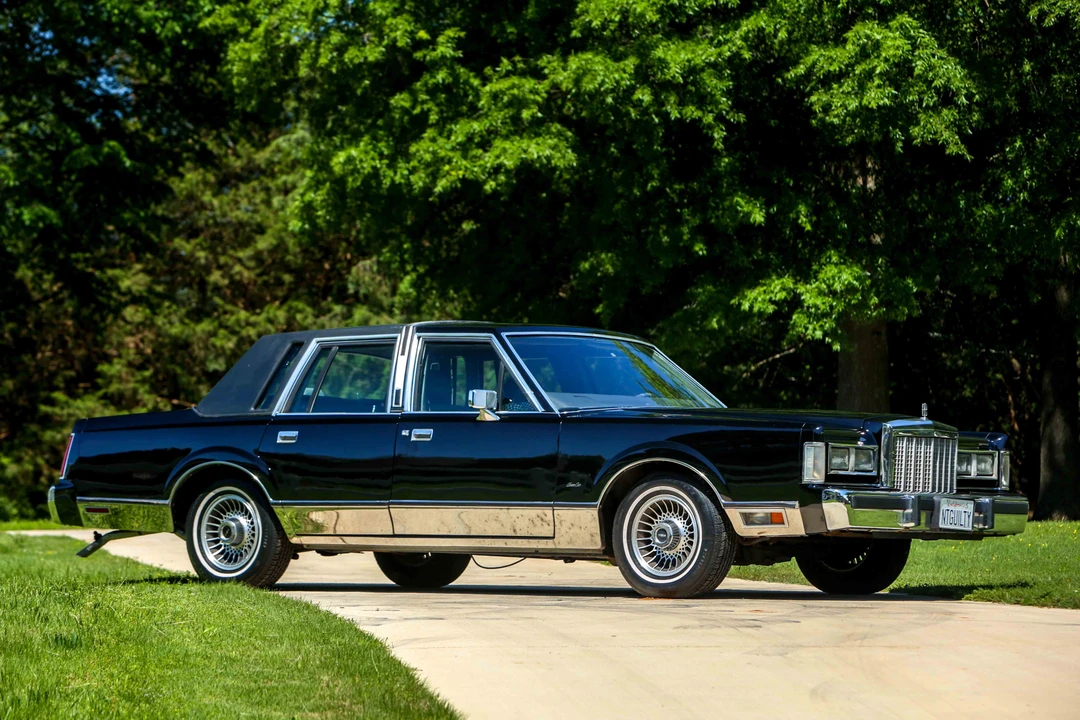 1987 Lincoln Town Car - Image 8 of 31
