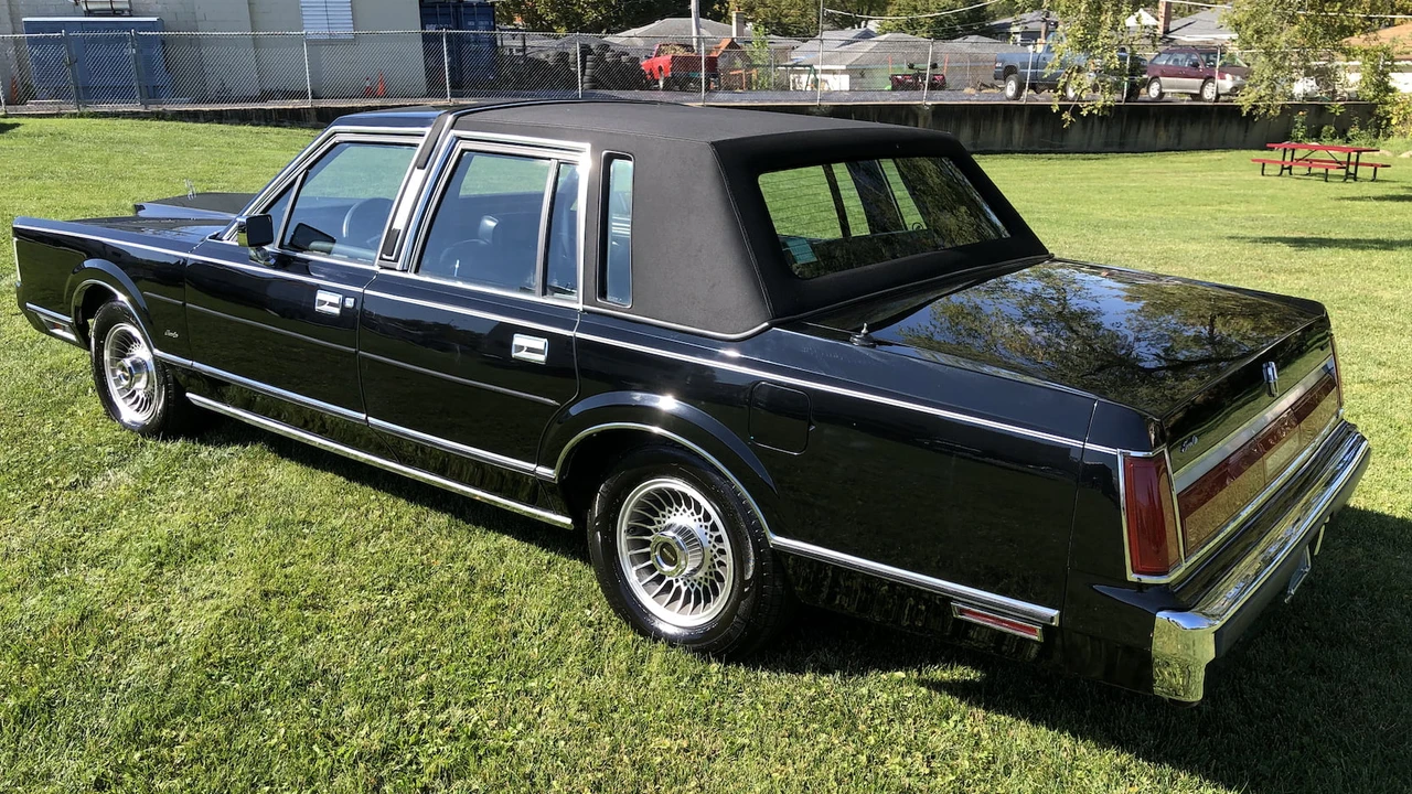 1987 Lincoln Town Car - Image 2 of 17