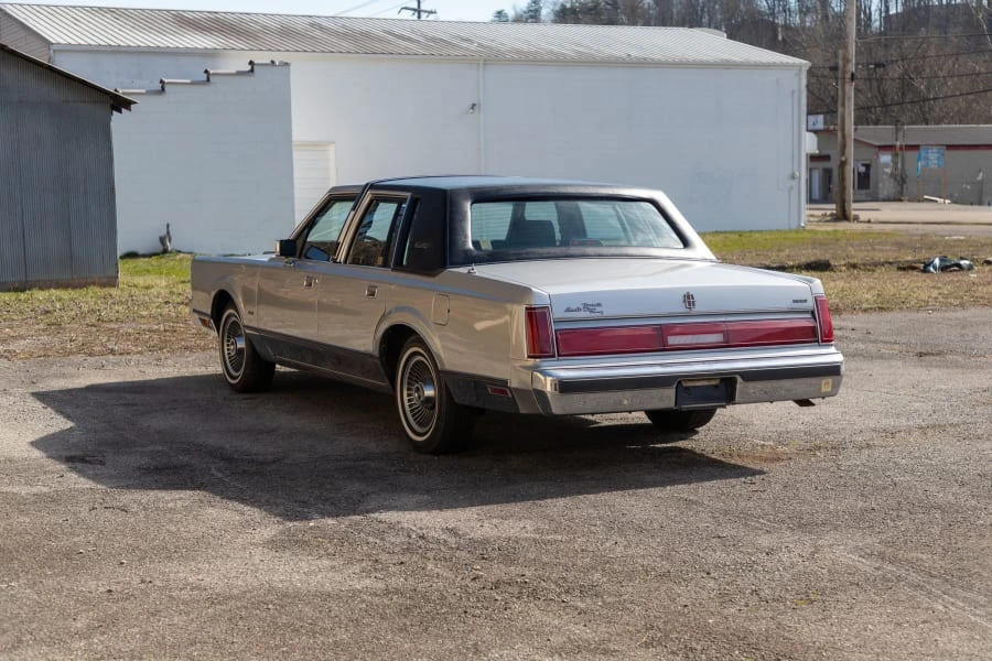 1987 Lincoln Town Car - Image 10 of 26