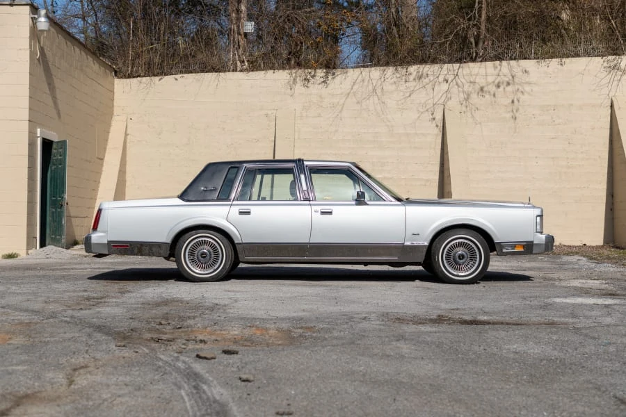 1987 Lincoln Town Car - Image 2 of 26