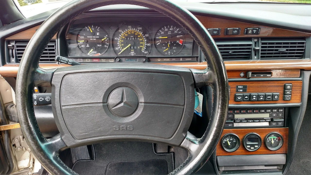 1987 Mercedes-Benz 190E 2.3-16 & 2.5-16 - Image 15 of 17