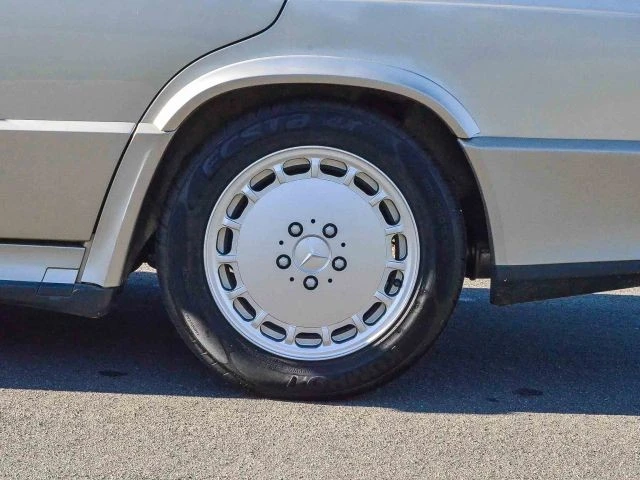 1987 Mercedes-Benz 190E - Image 11 of 21
