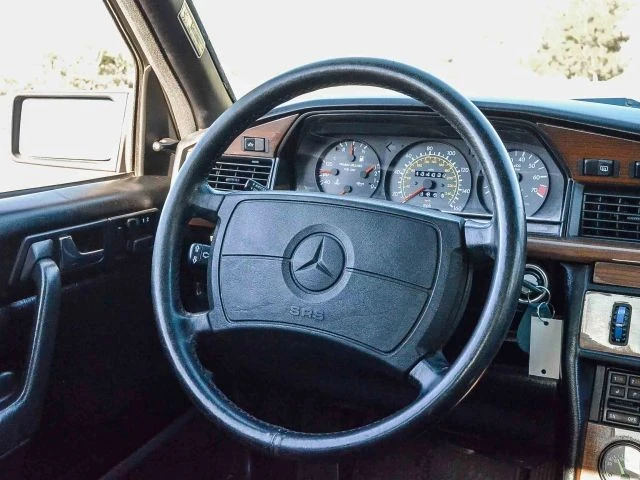 1987 Mercedes-Benz 190E - Image 20 of 21