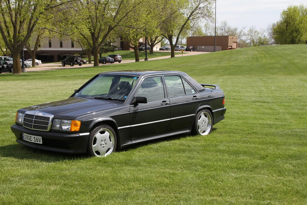 1987 Mercedes-Benz 190E 2.3-16 & 2.5-16 - Image 2 of 31