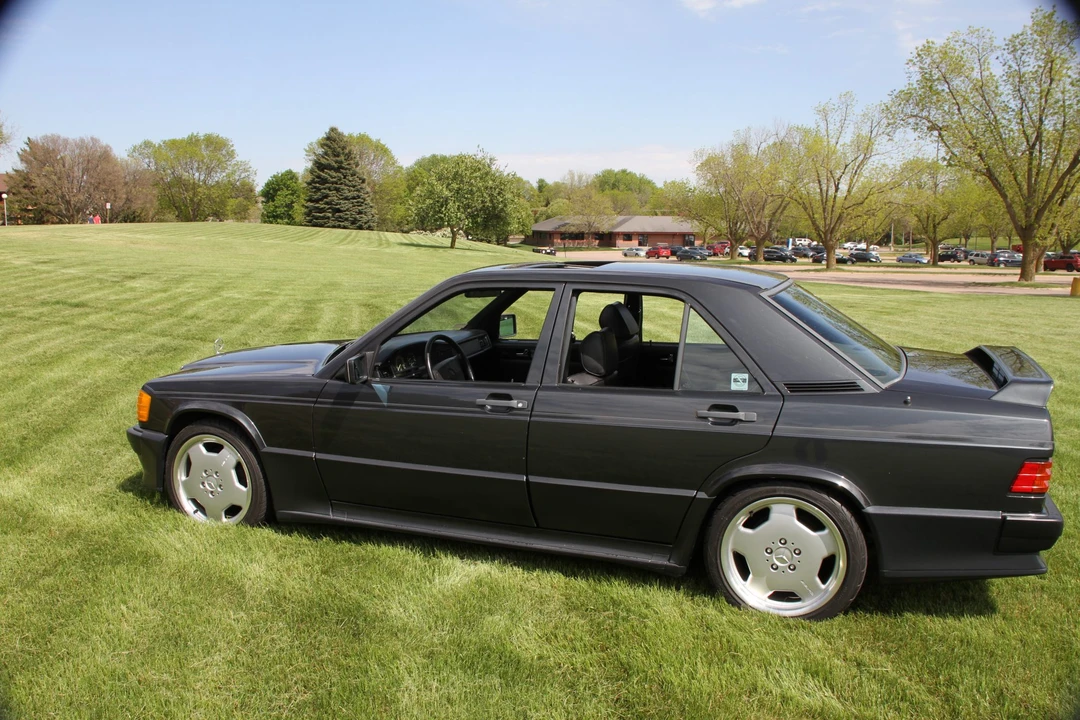 1987 Mercedes-Benz 190E 2.3-16 & 2.5-16 - Image 4 of 31