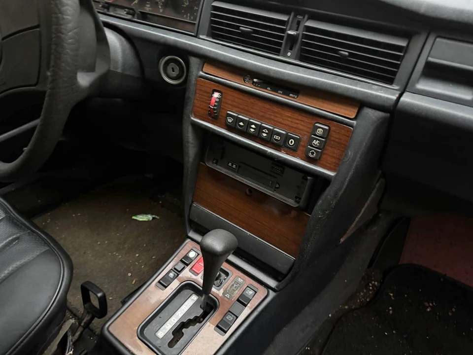 1987 Mercedes-Benz 190E - Image 6 of 24