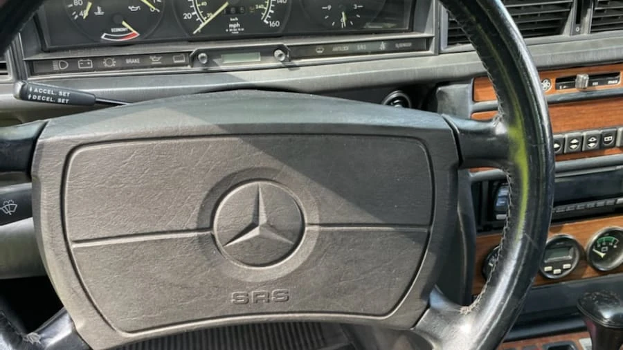 1987 Mercedes-Benz 190E - Image 2 of 5