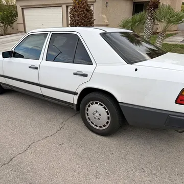 1987 Mercedes-Benz 260E