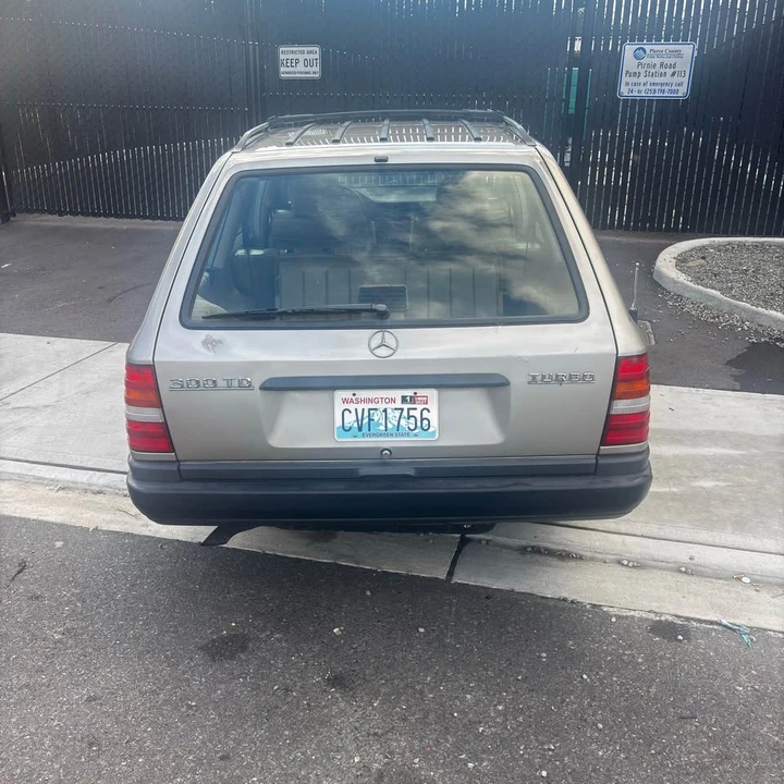 1987 Mercedes-Benz 190E - Image 4 of 15