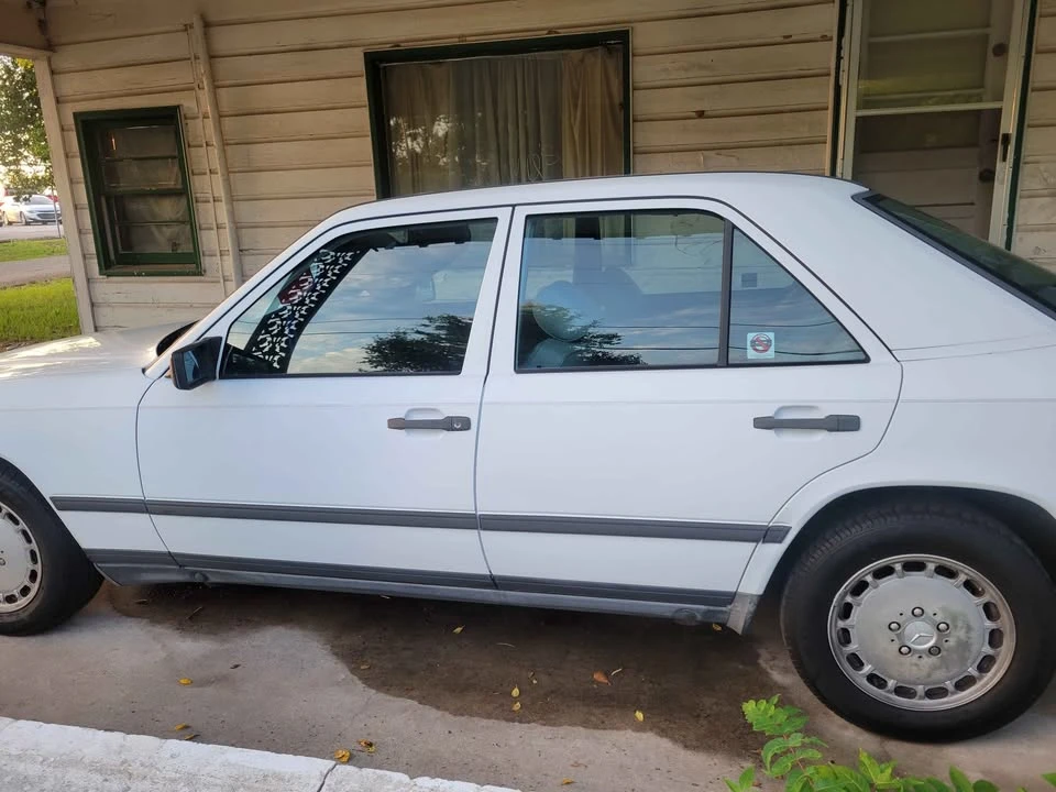 1987 Mercedes-Benz W124 E-Class - Image 2 of 9
