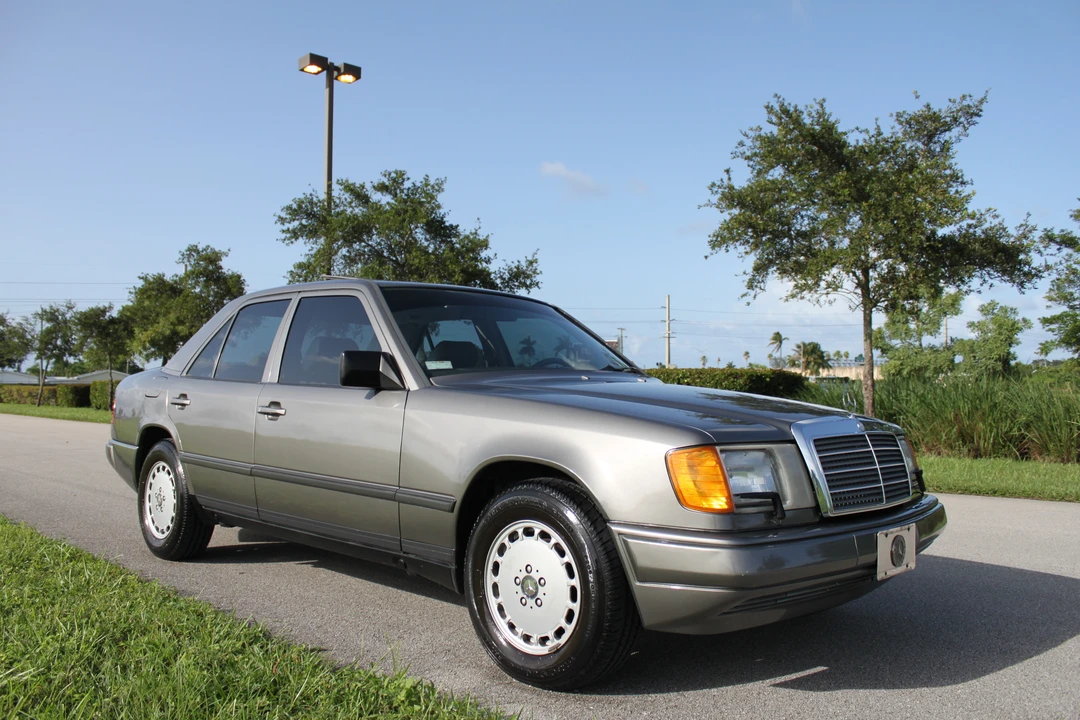 1987 Mercedes-Benz W124 E-Class - Image 2 of 31
