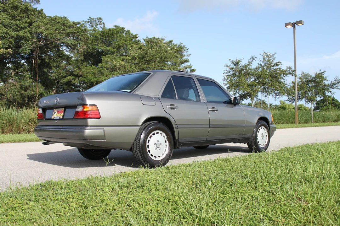 1987 Mercedes-Benz W124 E-Class - Image 4 of 31