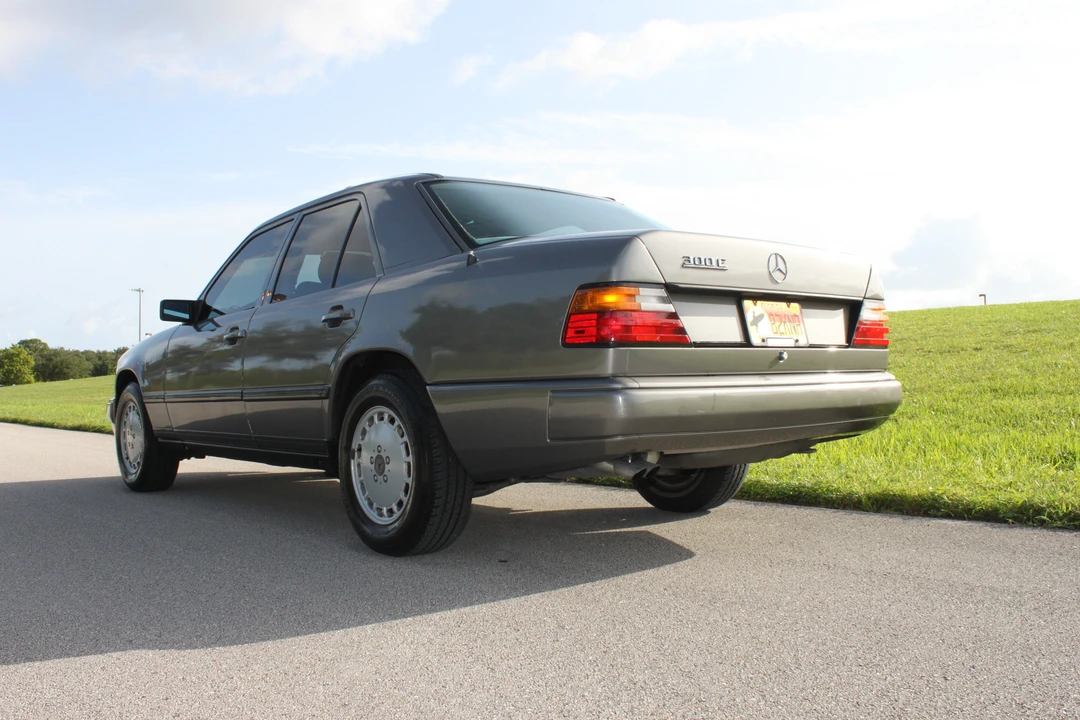 1987 Mercedes-Benz W124 E-Class - Image 8 of 31