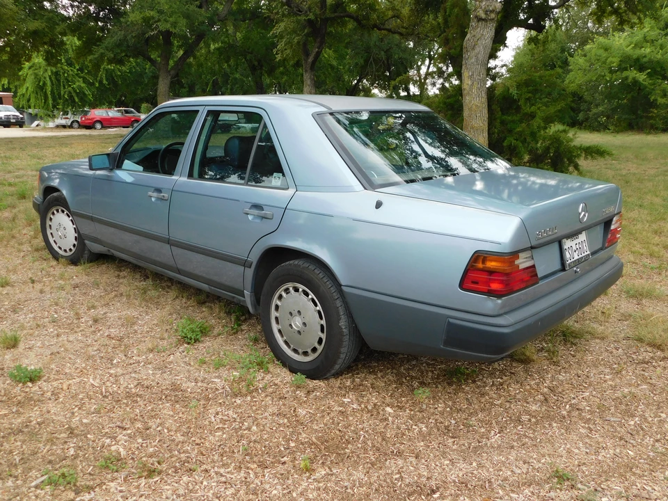1987 Mercedes-Benz W124 E-Class - Image 2 of 31