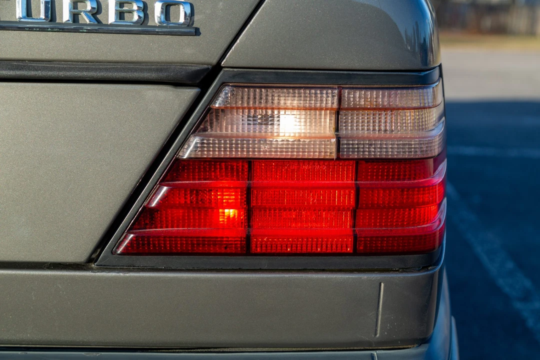 1987 Mercedes-Benz W124 E-Class - Image 15 of 31