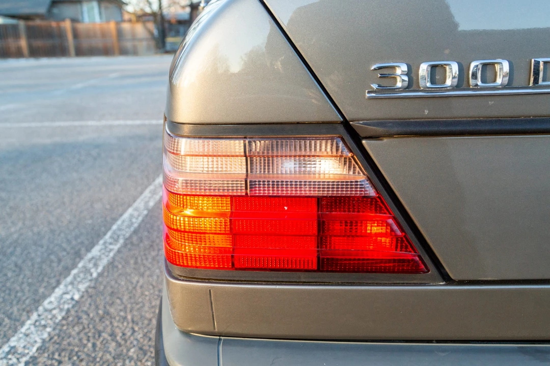 1987 Mercedes-Benz W124 E-Class - Image 16 of 31