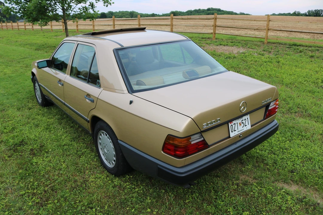 1987 Mercedes-Benz W124 E-Class - Image 16 of 31
