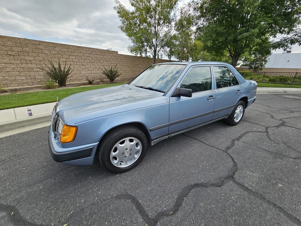 1987 Mercedes-Benz W124 E-Class - Image 2 of 31