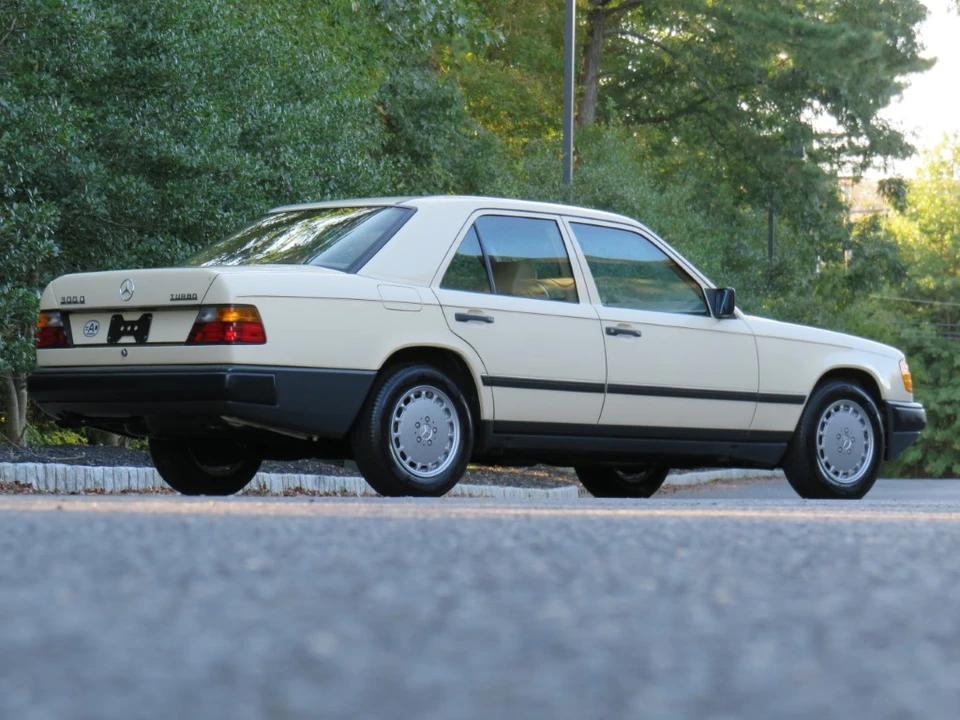 1987 Mercedes-Benz W124 E-Class - Image 9 of 31