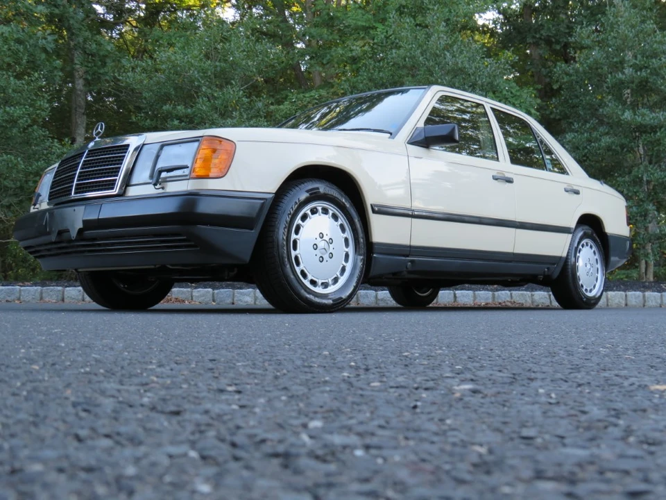 1987 Mercedes-Benz W124 E-Class - Image 2 of 31